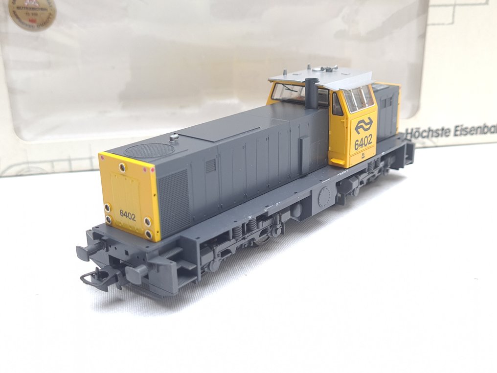 Liliput H0 - 124 48 - Πετρελαιοκίνητη μηχανή τρένου (1) - Σειρά 6400 σε κίτρινο/γκρι, αριθμός εταιρείας 6402. - NS #3.2