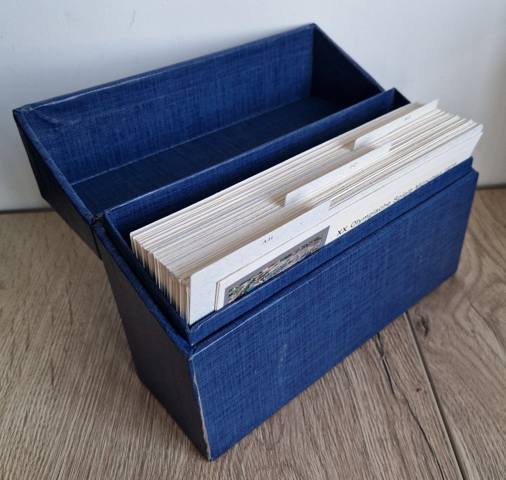 Παγκόσμιο Κύπελλο Ποδοσφαίρου 1982 - Ανέγγιχτη συλλογή FDCs από χώρες σε αλφαβητική σειρά σε ειδική θήκη με εκτύπωση. - Michel #1.0