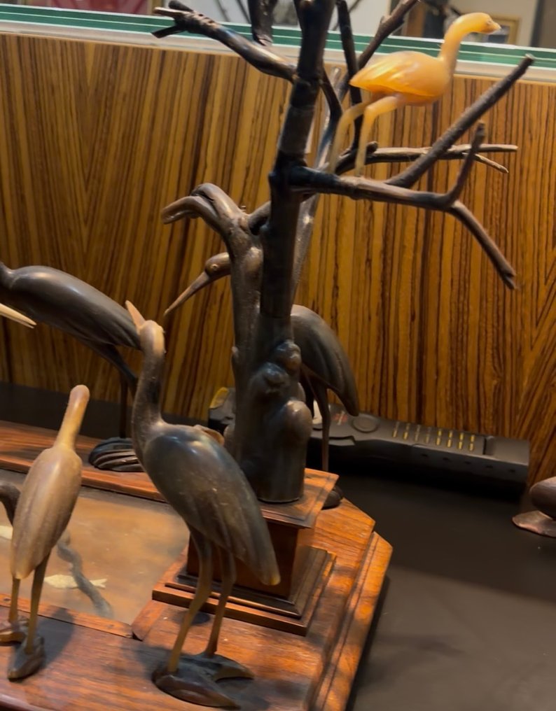 Skulptur, Een groep hoornen kraanvogels bij een vijver, China, 20e eeuw - 45 cm - Resin, Tre #3.2