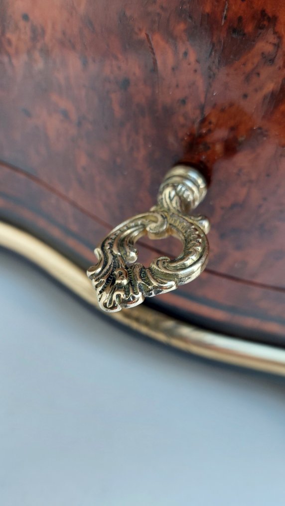 In the manner of Tahan, Paris - 酒柜 - 镀金青铜, 枫木, 珍珠母，黑色木材 - Bombé #3.2