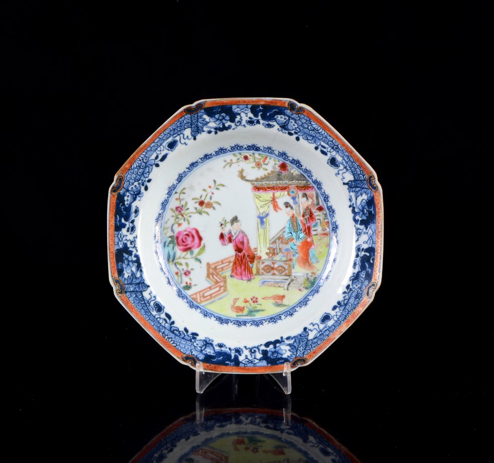 Ένα κινέζικο πιάτο οκταγωνικό, με ροζ, μπλε και λευκό, με χρυσά στοιχεία, 'Ρομάντζα της Δυτικής - Πορσελάνη - Κίνα - Δυναστεία Qing (大清), περίοδος Qianlong (1735-1796, 乾隆), 18ος αιώνας. #1.0