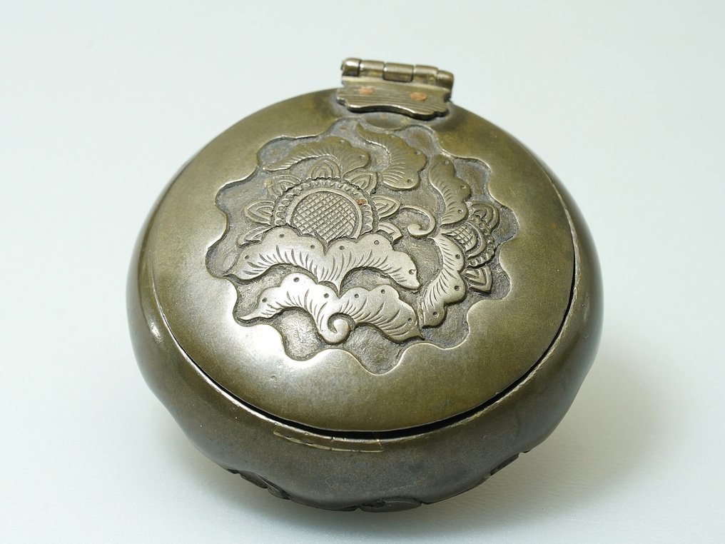 Κομψό κυκλικό κουτί ή τασάκι Netsuke με ανάγλυφο floral σχέδιο. - μέταλλο - Ιαπωνία - Edo Period (1600-1868) #3.2