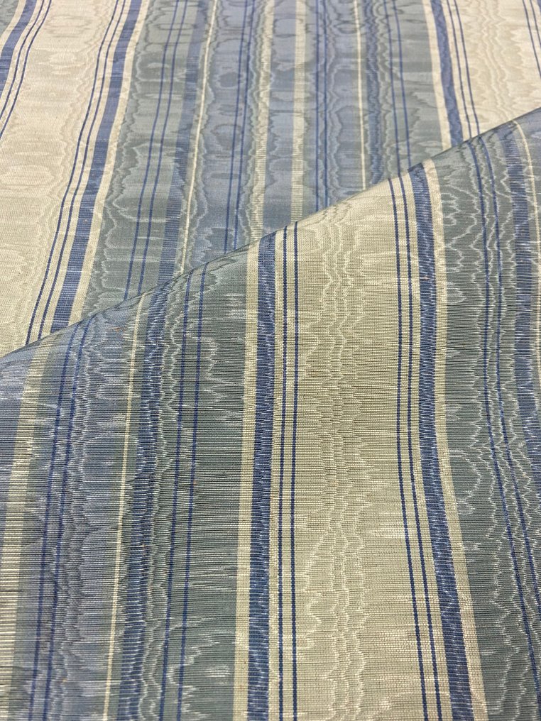 尊贵的缎纹莫尔纹织物，混合丝绸材质，展现天蓝色和浅绿色的渐变色调。 - 纺织品  - 500 cm - 145 cm #1.0