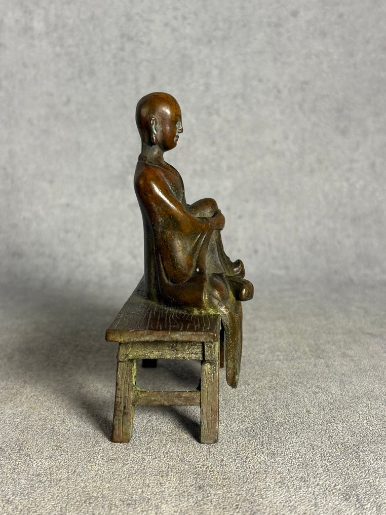 Monnik en Arhat sentado no banco - Bronze - China - Final do século XX #4.3