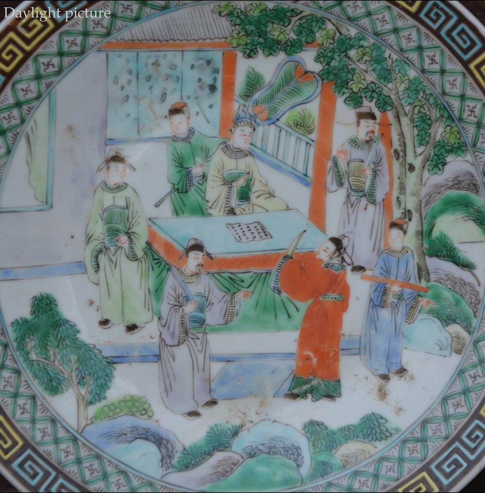 Ένα κινέζικο πιάτο famille verte 'εικονικό', μεγάλο πιάτο. - Πορσελάνη - Κίνα - Δυναστεία Qing (大清), 19ος αιώνας. #3.2