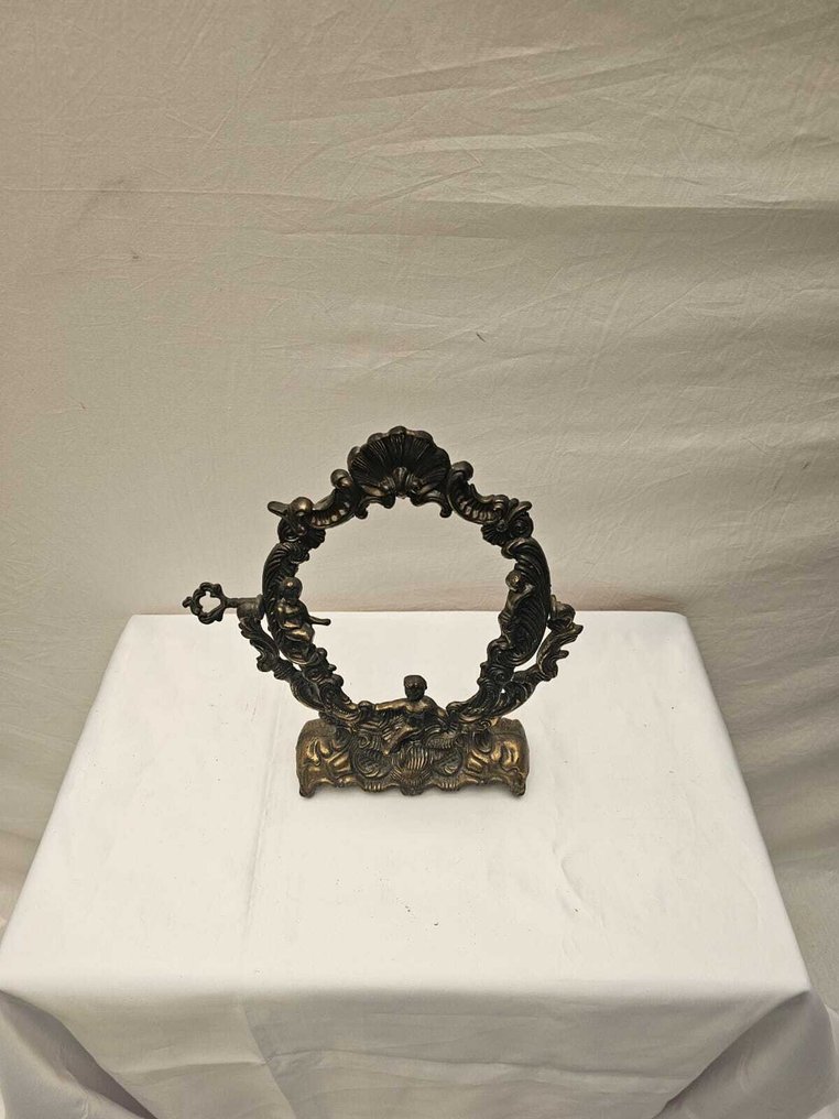 Rahmen- Elegantes antikes Messing im Rococo-Stil mit Putti-Dekor.  - Messing #1.0