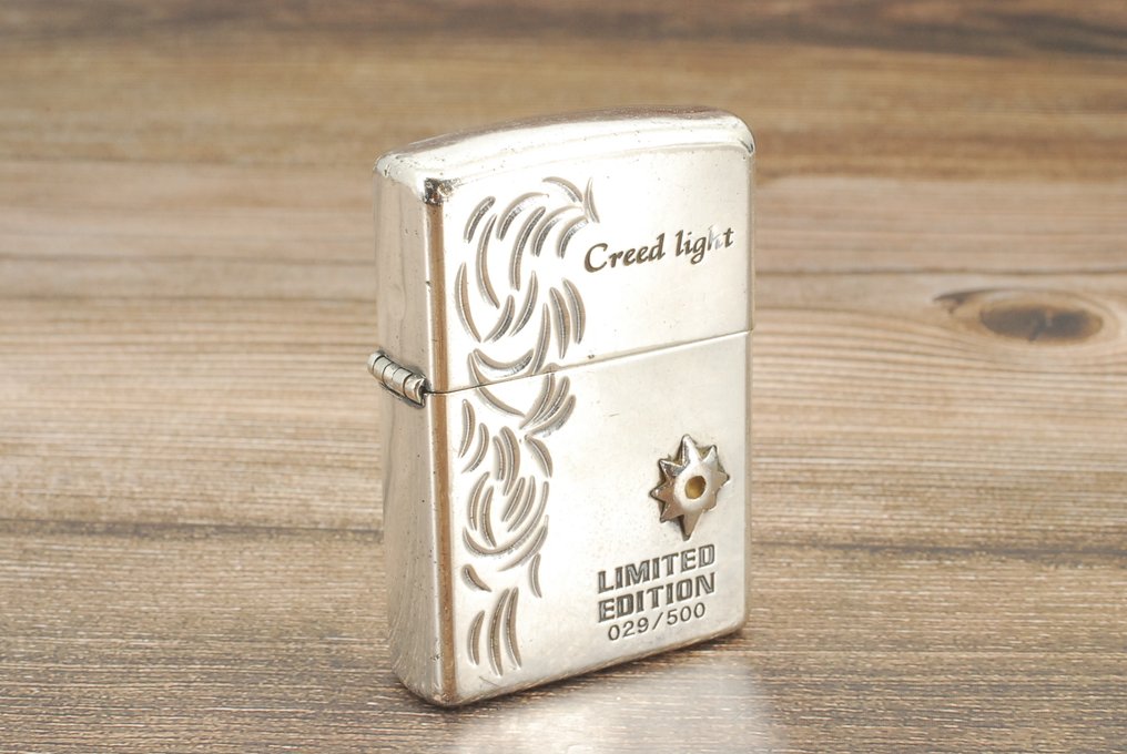 Zippo - “Creed light” Limited Edition Oil Lighter - Αναπτήρας τσέπης - Μεταλλική θήκη με φινίρισμα από γυαλισμένο χρώμιο. #1.0