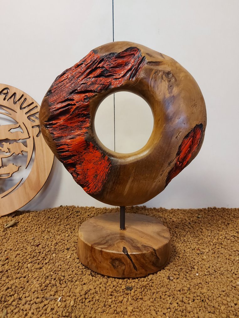Statuetta - Uitgebrande cirkel met rode tint op staander in teak - Tek #1.0