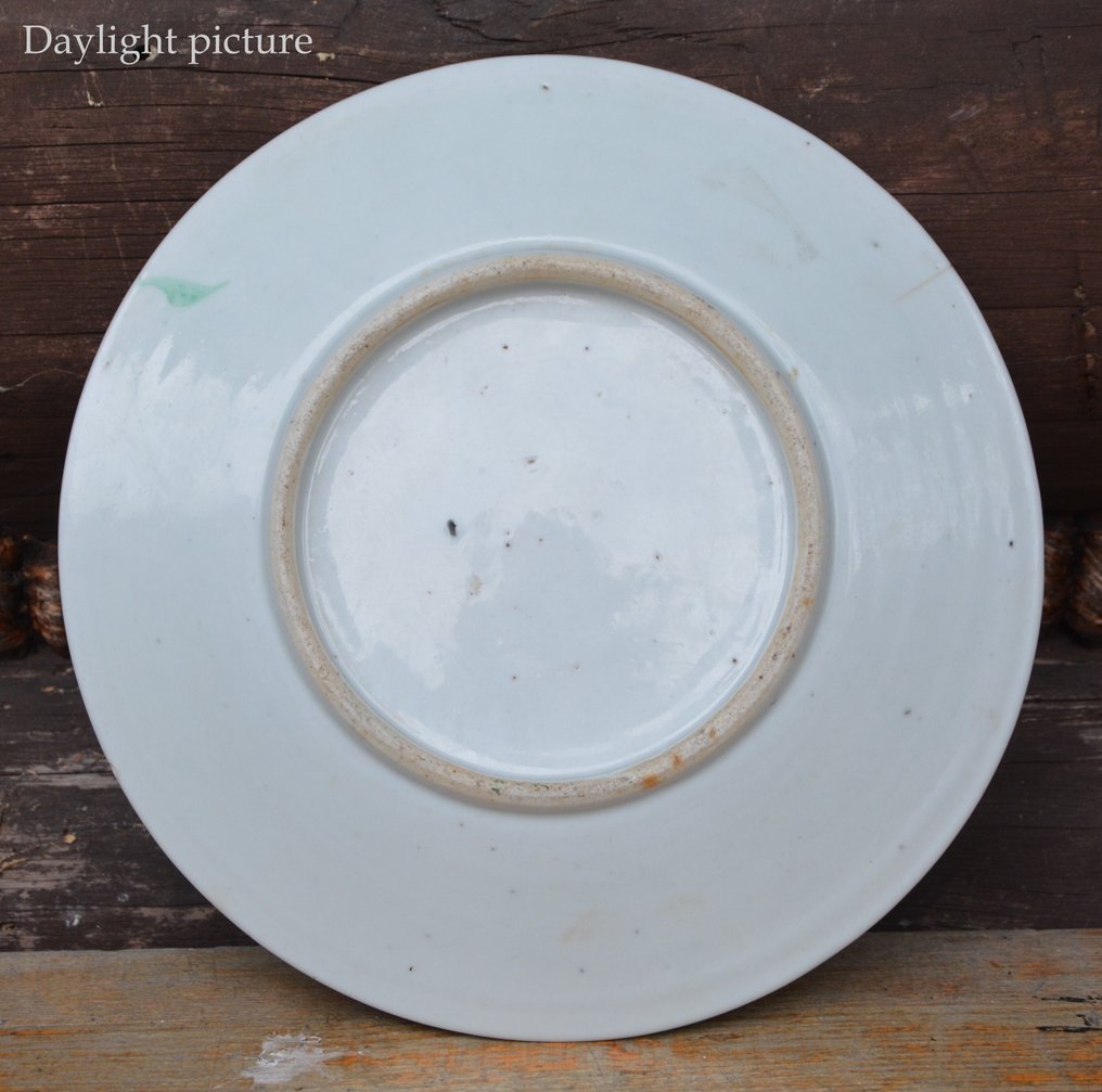 Ένα κινέζικο πιάτο famille verte 'εικονικό', μεγάλο πιάτο. - Πορσελάνη - Κίνα - Δυναστεία Qing (大清), 19ος αιώνας. #4.3