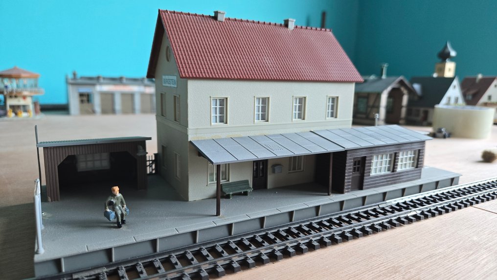 Faller H0 - Edificios de modelismo ferroviario (3) - Andén de tren de vapor con edificio de la estación y plataformas. #1.0