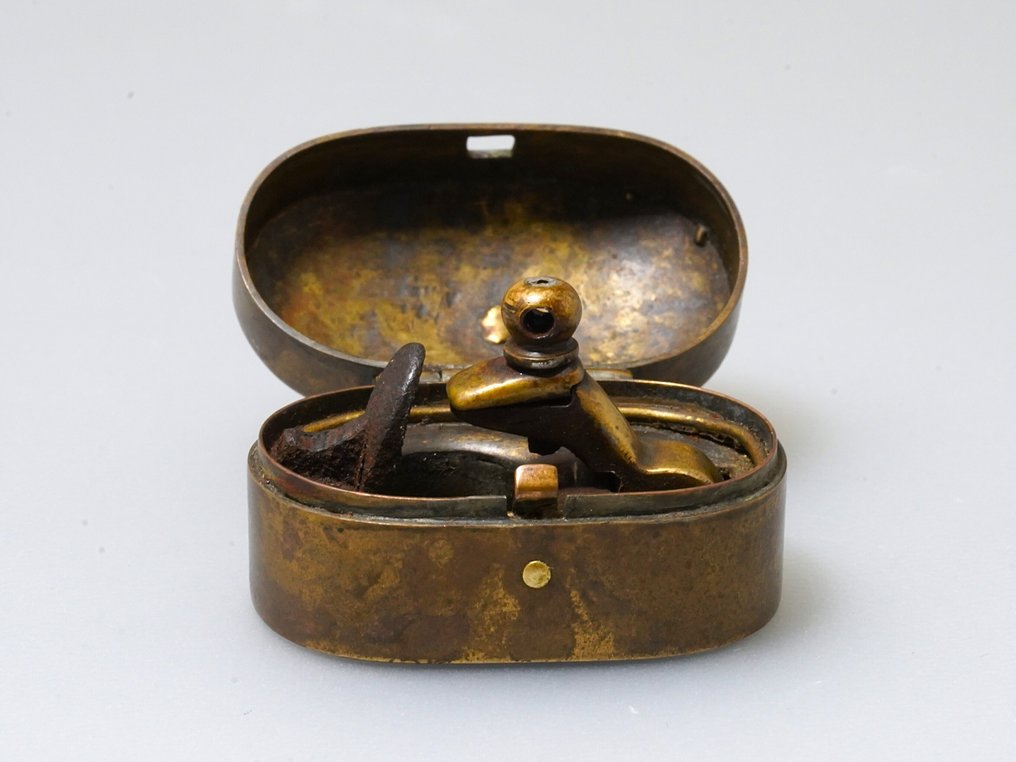 Flint Netsuke σε άριστη λειτουργική κατάσταση. - μέταλλο - Ιαπωνία - Edo Period (1600-1868) #2.1