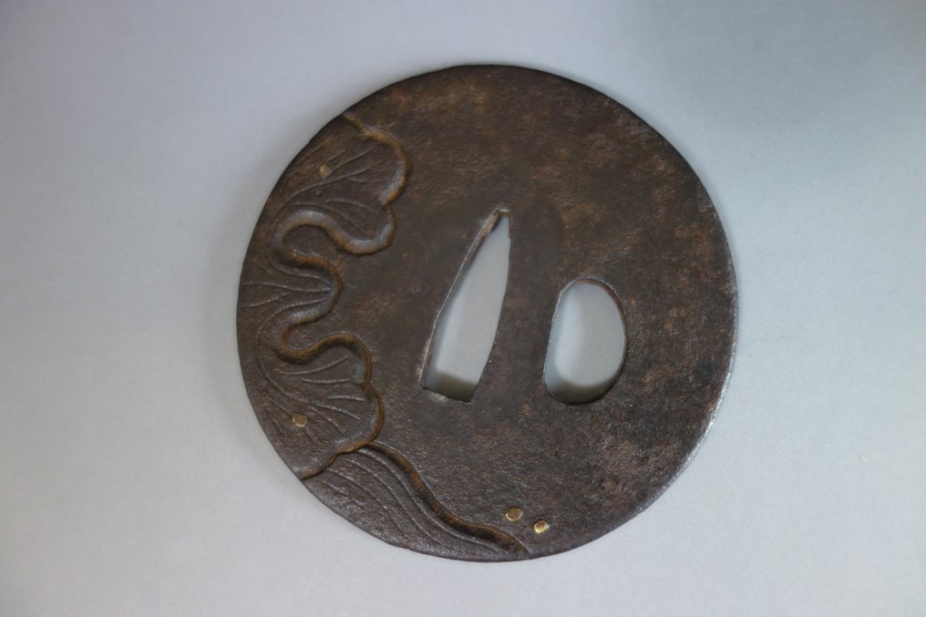 菊花叶子 - 铁（铸／锻） - 日本 - Late Edo period #4.3