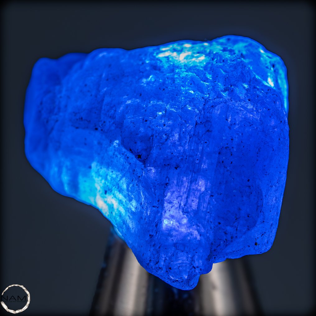 自然的,罕见的蓝宝石 浓郁蓝色原石水晶亮点,具有非凡的光泽度 - 33,70 ct- 6.74 g #1.0