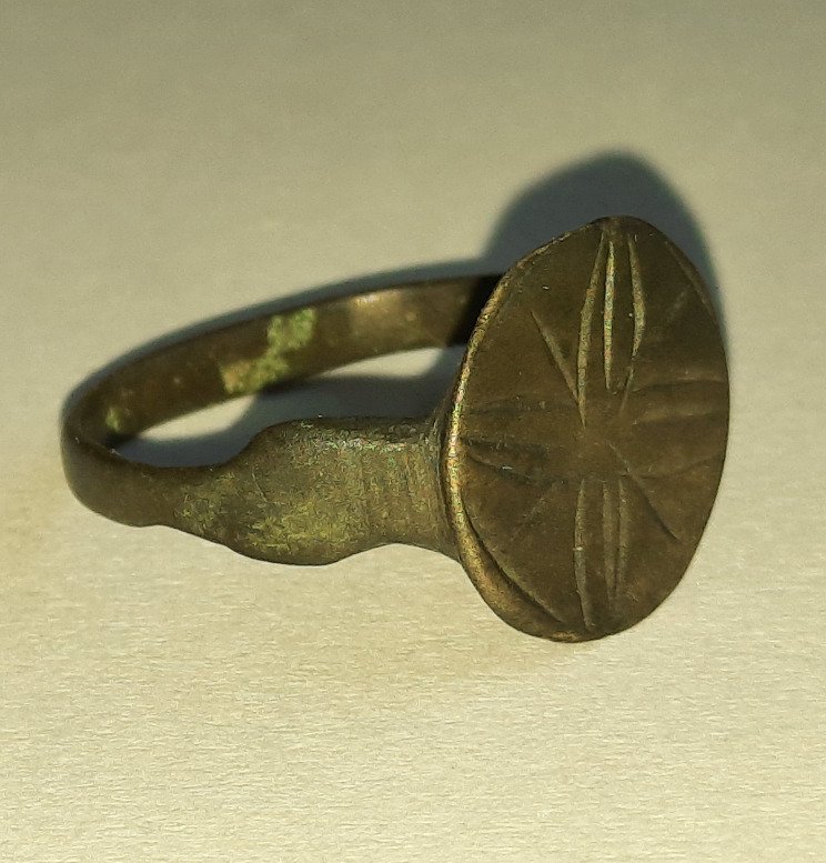 Μεσαιωνική Χάλκινο δαχτυλίδι με ανθισμένο ηλιακό Σταυρό σε λάμψη. Άριστη κατάσταση.  (χωρίς τιμή ασφαλείας) #3.2