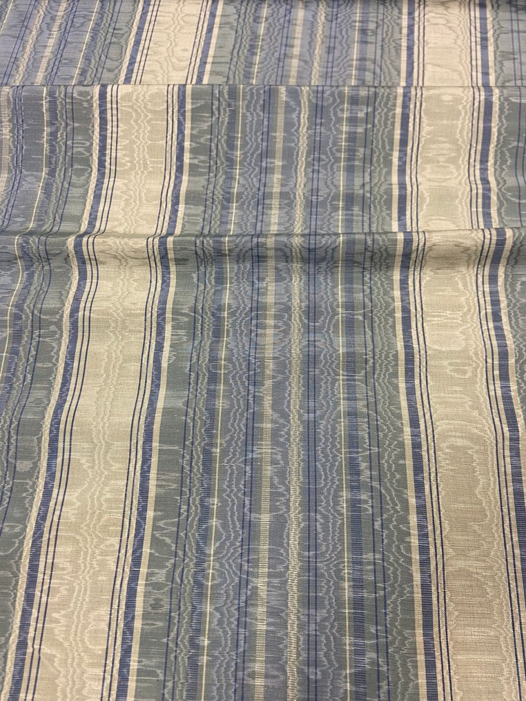 尊贵的缎纹莫尔纹织物，混合丝绸材质，展现天蓝色和浅绿色的渐变色调。 - 纺织品  - 500 cm - 145 cm #3.2