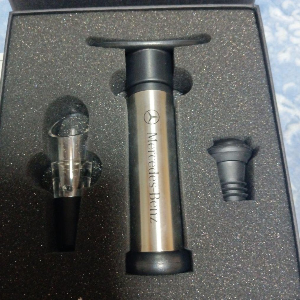 Mercedes-Benz - Tilbehør til vin - Original Wine Saver Pump & Stopper Set — Ubrukt, med presentasjonsboks - Rustfritt stål #1.0