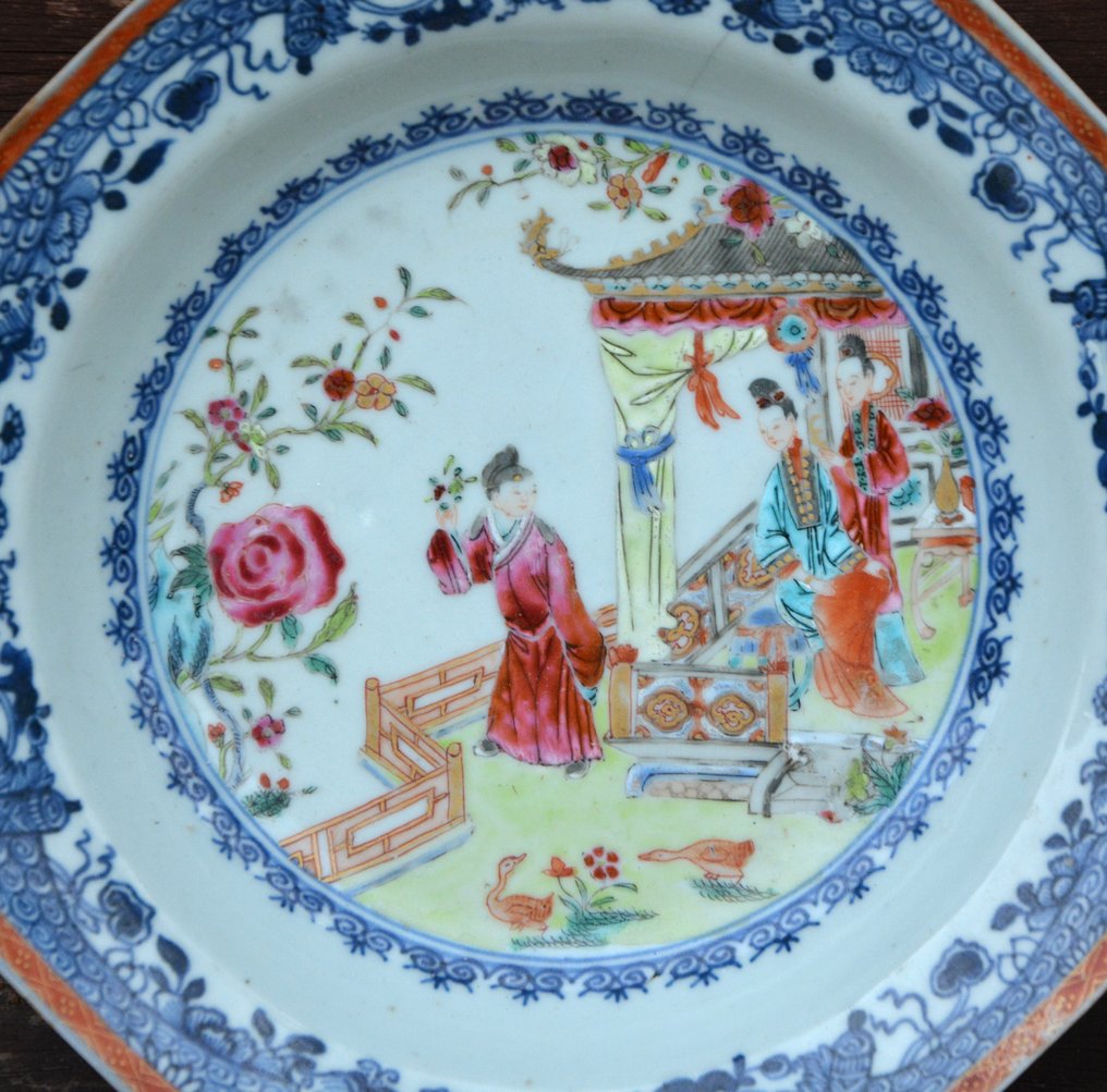 Ένα κινέζικο πιάτο οκταγωνικό, με ροζ, μπλε και λευκό, με χρυσά στοιχεία, 'Ρομάντζα της Δυτικής - Πορσελάνη - Κίνα - Δυναστεία Qing (大清), περίοδος Qianlong (1735-1796, 乾隆), 18ος αιώνας. #3.2