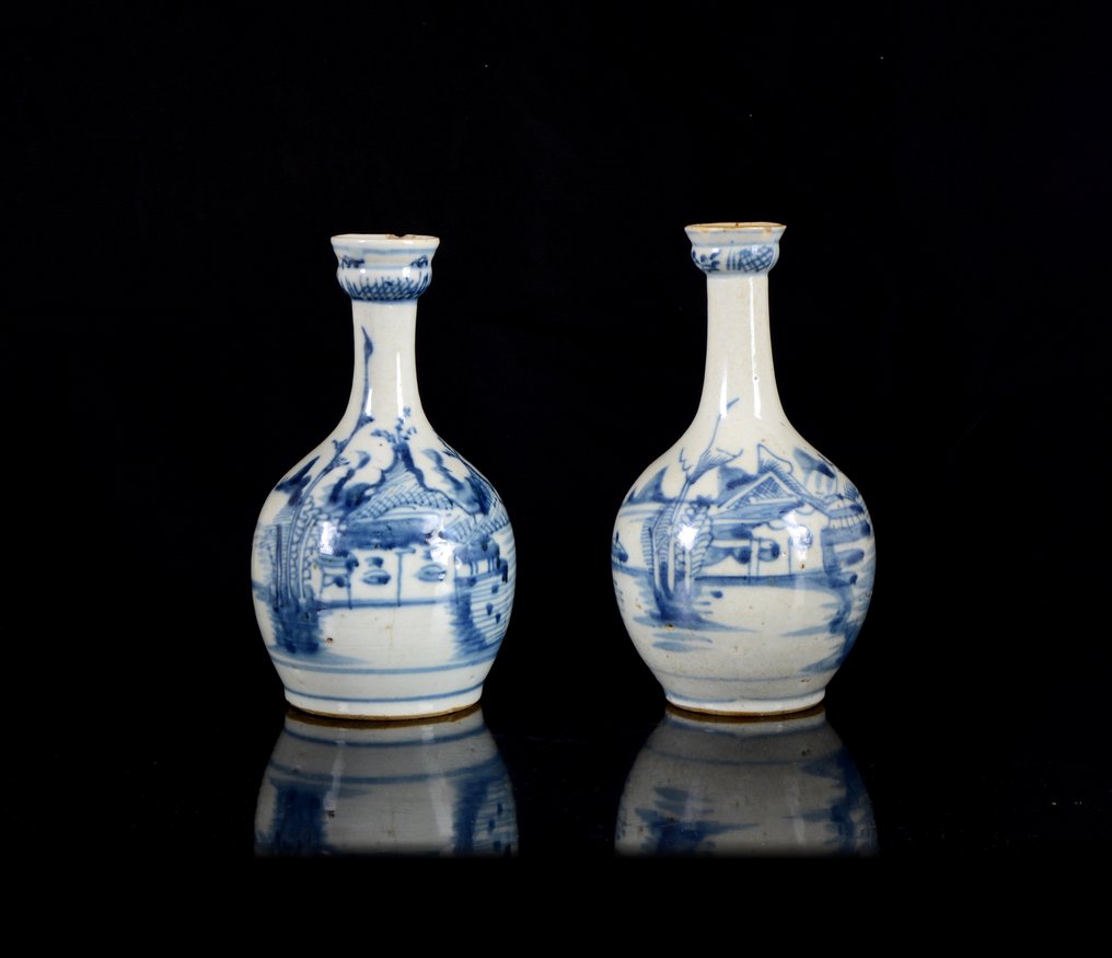 一对中国蓝白‘河畔风景’蒜头花瓶 - 瓷 - 中国 - 大明（1368-1644年），16/17世纪 #1.0