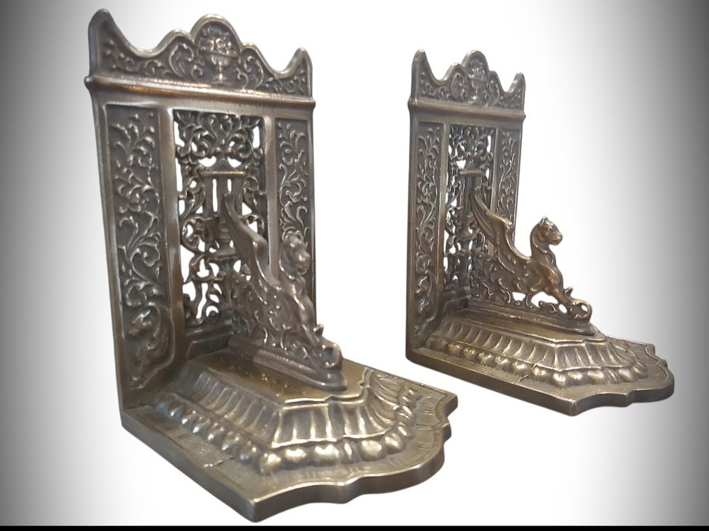 Boekensteunen - Brons - griffon ailé en relief. #3.2