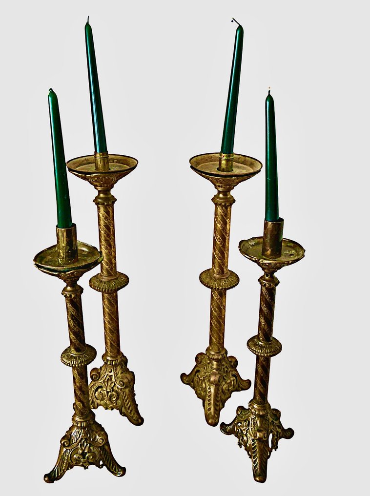 烛台 (4) - 黄铜色, 两对19世纪中期的哥特式铜制圣器艺术烛台，尺寸各异，其中两个较高。 - 一对蜡烛台 #1.0