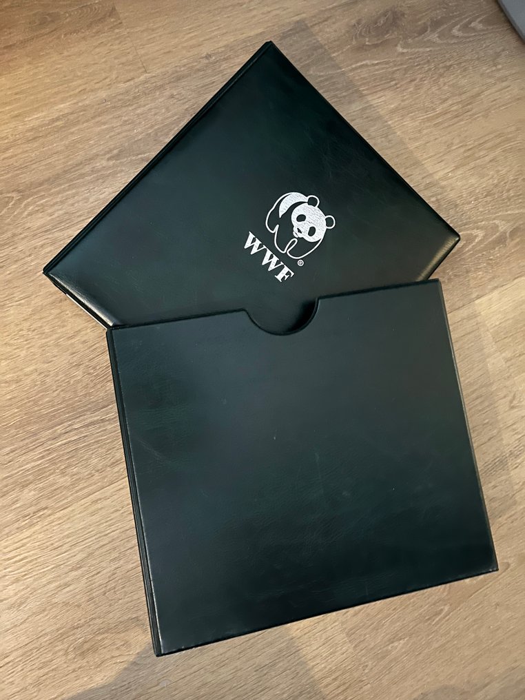 不同的国家  - 由WWF发行的收藏未邮戳的邮票册页，包含在带有磁带的WWF相册中。 #1.0