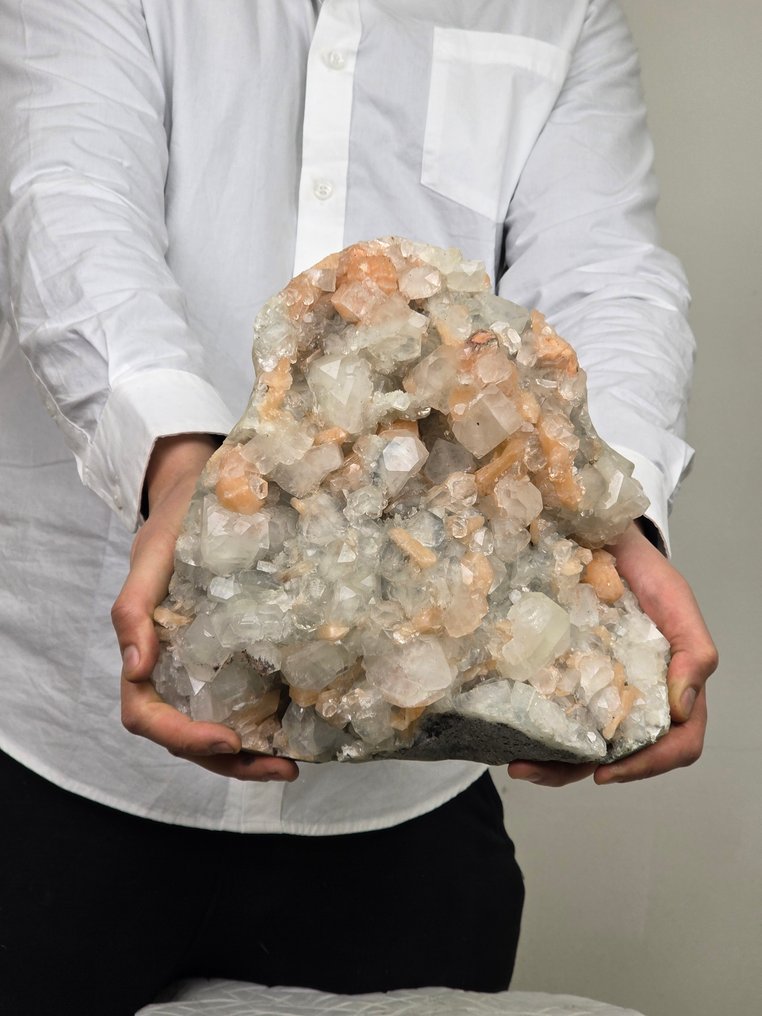 Apofillite och Stilbite kristallkluster - Höjd: 22 cm - Bredd: 27 cm- 7.2 kg #3.2