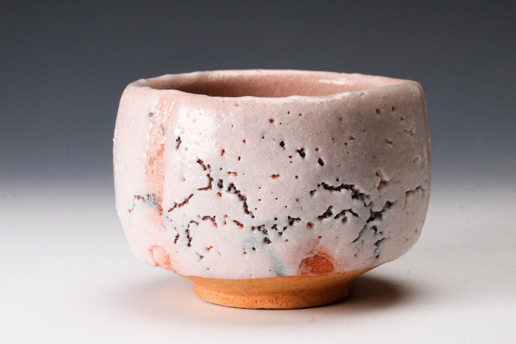 E-Shino 茶碗(絵志野茶碗)——林良二,美浓瓷器 - 陶瓷 - Ryoji Hayashi / 林亮次 (b.1940) - 日本 - 昭和年代(1926-1989) #2.1