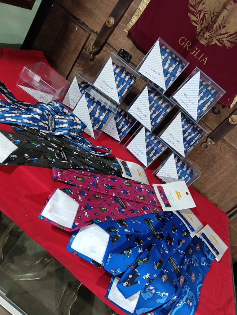 Marken-Merchandise-Sammlung - Kollektion von 15 Seidenkrawatten: Tintin (Hergé) & Droopy (Tex Avery) #1.0