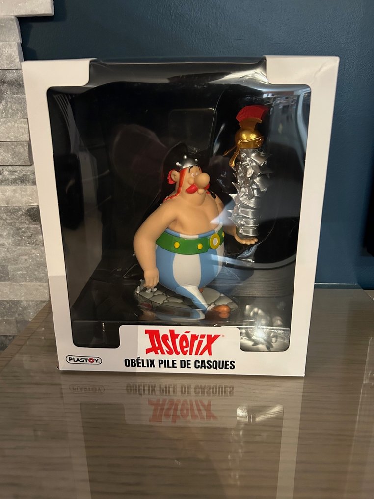 Asterix - 1 Figurine - Plastoy - Obélix pile de casques - 2024 #1.0