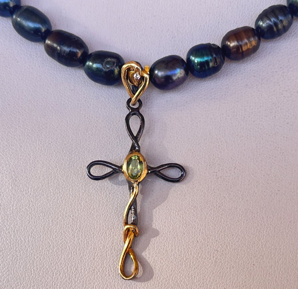 Perlas Negra naturalne z krzyżem i perydotem. Wysoka jakość. AAA - Naszyjnik z wisiorkiem - Wysoka jakość. Srebro 925 #2.1