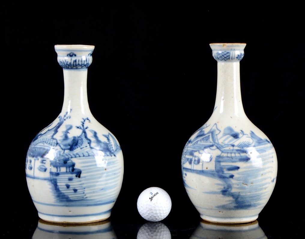 一对中国蓝白‘河畔风景’蒜头花瓶 - 瓷 - 中国 - 大明（1368-1644年），16/17世纪 #1.0