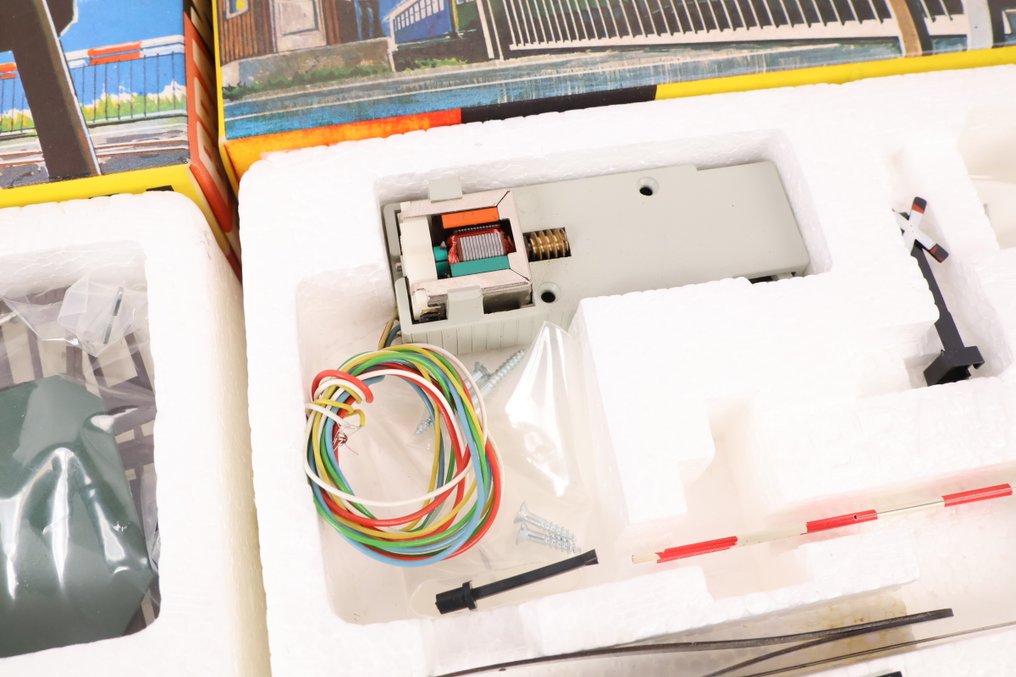 Brawa H0 - 1190 - Electronică (2) - Două bariere de cale ferată, electrice. #4.3