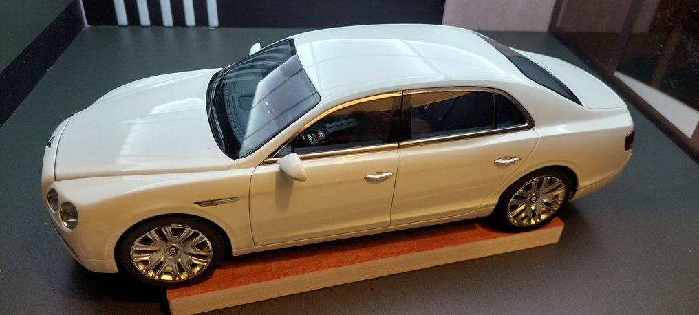 Kyosho 1:18 - Modelauto - Bentley Flying Spur W12 (Glacier White) #1.0