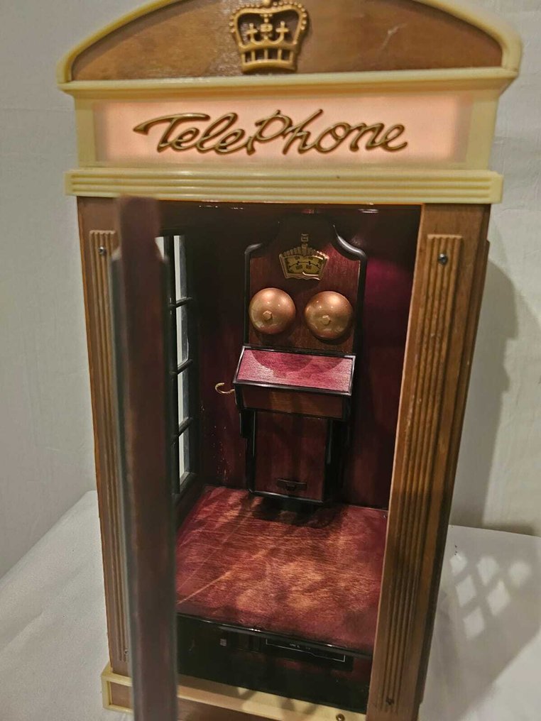 Decorative ornament - Cassette player and radio in the shape of an English telephone booth. #4.3