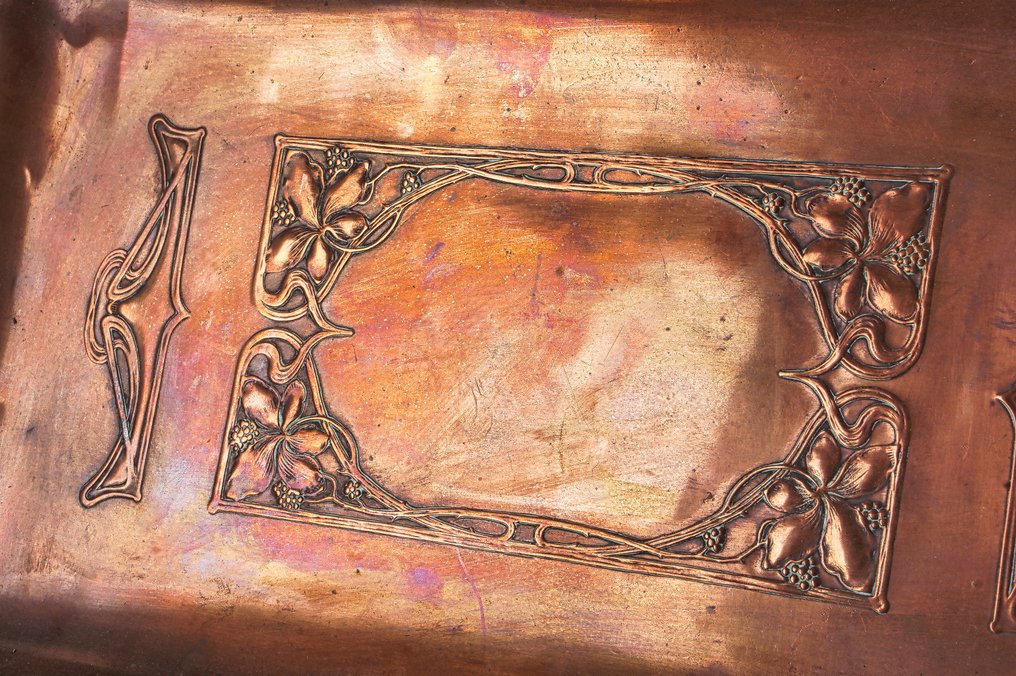 WMF (Württembergische Metallwarenfabrik), Geislingen - Πιατέλα - Χάλκινο σερβιριστικό πιάτο σε στυλ Jugendstil με λουλουδικό ανάγλυφο • Γερμανία • 1910 - 1920 - Ορείχαλκος #2.1