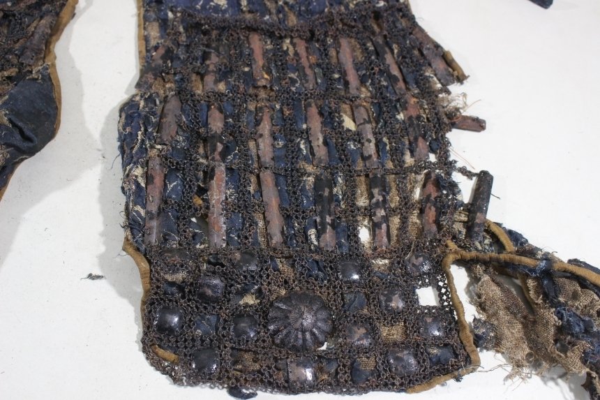 Rustning - Japan - Kurourushinuri Haidate av Samurai Yoroi : E3-138 Edo-perioden (1600-1868) #2.1