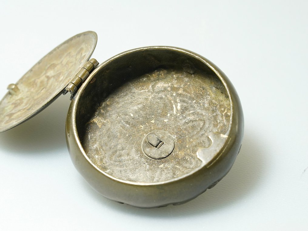 Κομψό κυκλικό κουτί ή τασάκι Netsuke με ανάγλυφο floral σχέδιο. - μέταλλο - Ιαπωνία - Edo Period (1600-1868) #2.1