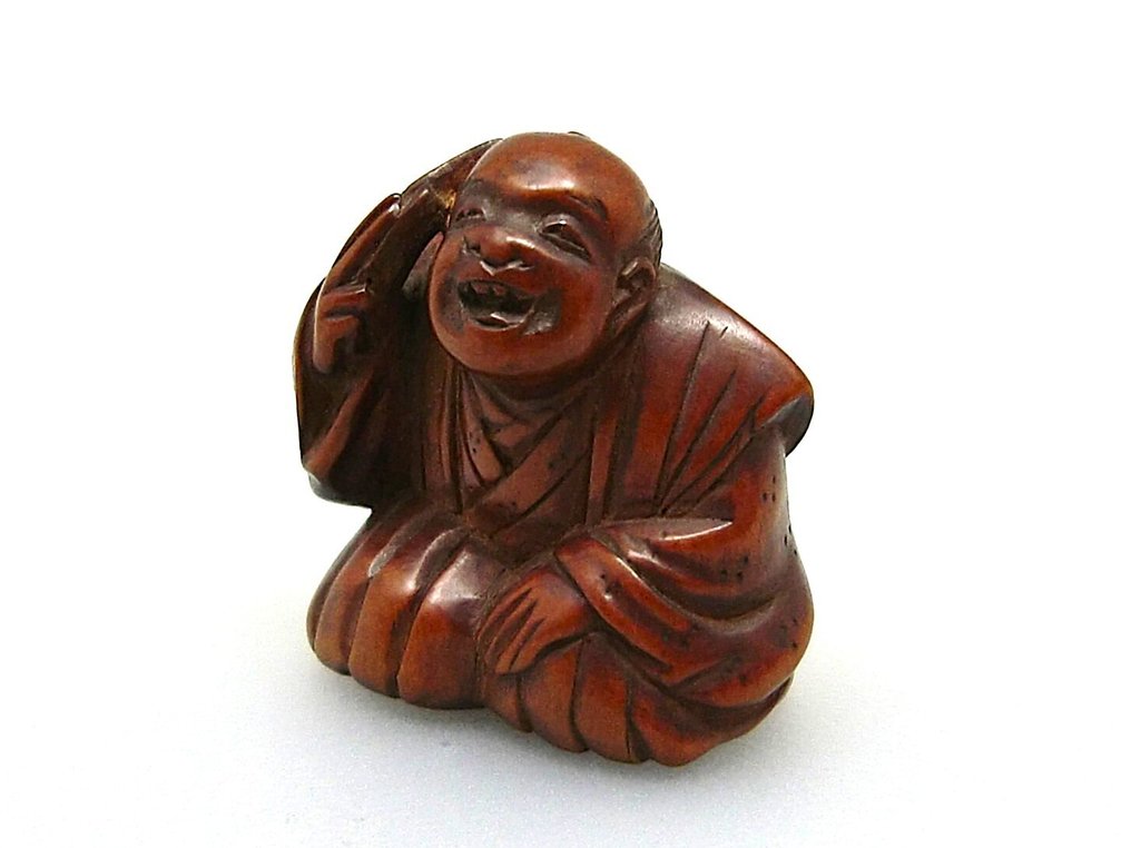 Netsuke ενός αφηγητή, γονατιστού και χτυπώντας το κεφάλι του με μια ανεμιστήρα. - Ξύλο - Ιαπωνία - Edo Period (1600-1868) #1.0