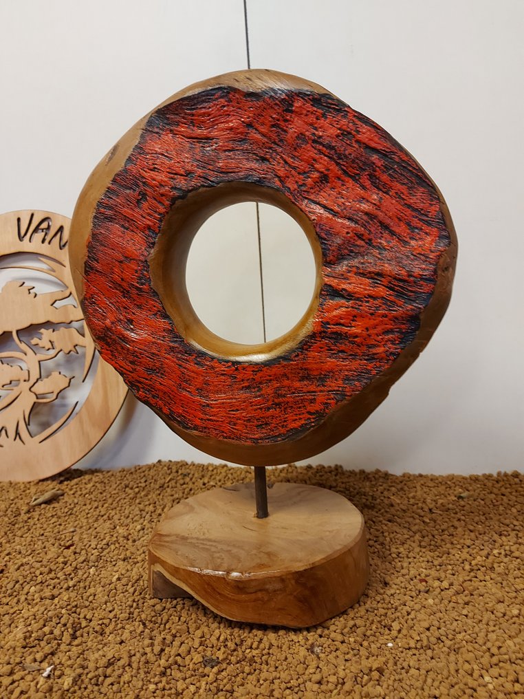 Statuetta - Uitgebrande cirkel met rode tint op staander in teak - Tek #2.1