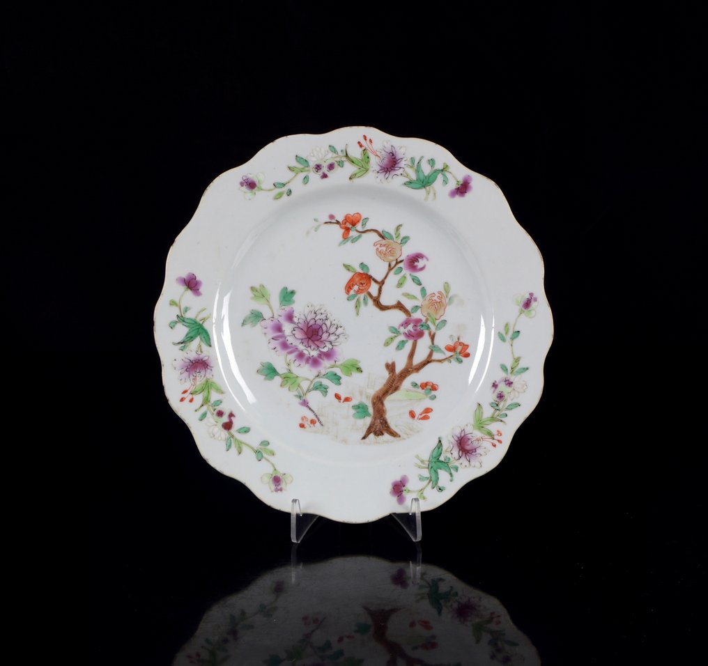 一只粉彩花形盘子 - 瓷 - 中国 - 清朝（大清），乾隆时期（1735-1796，乾隆），18世纪 #1.0
