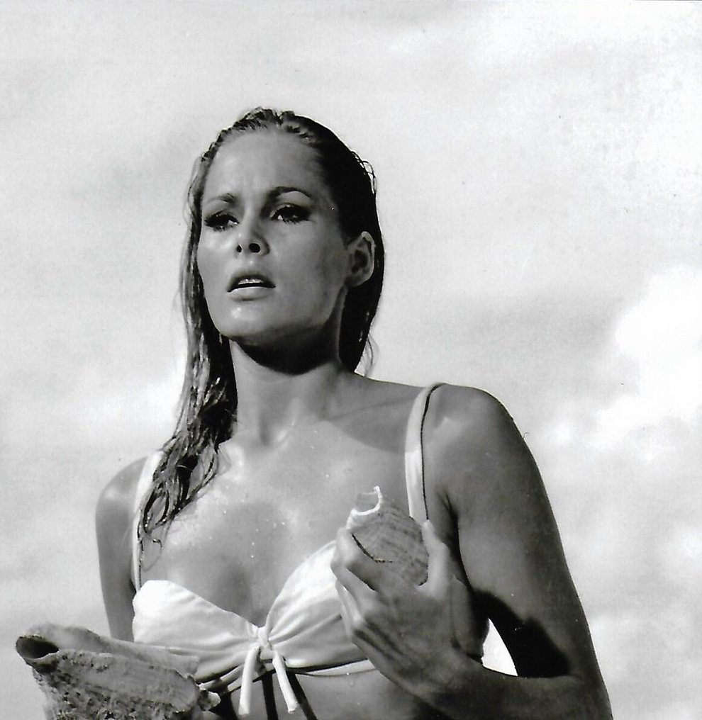 Ursula Andress - Autographed Photo "Honey ryder" in Dr No James Bond 007 with b'bc COA. #3.2