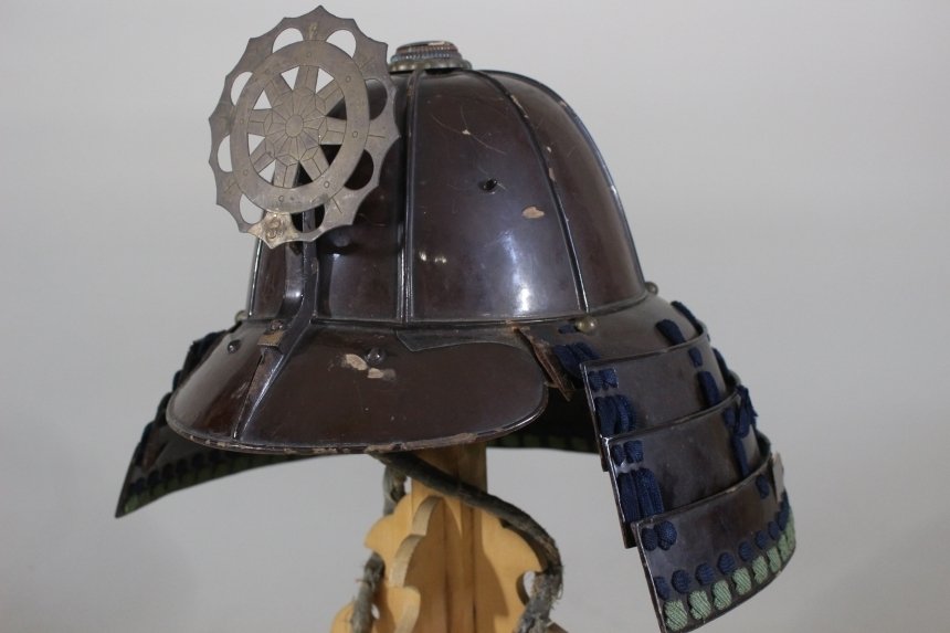 Armure - Japon - Tetsu Kurourushinuri 8 Ken Suji Kabuto avec Maetate de Samurai Yoroi : E3-69 Période Edo (1600–1868) #1.0