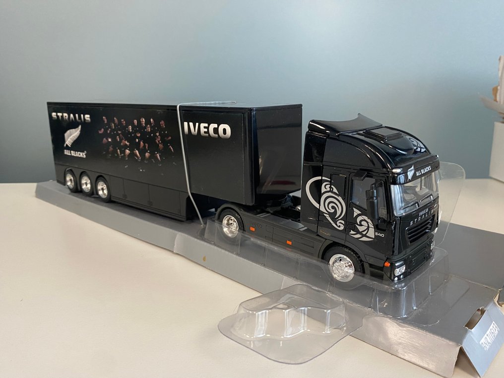 New Ray 1:43 - Camion miniature  (2) - Iveco Stralis "All Blacks" Official Global Sponsor + remorque - Superbes modèles en édition limitée et épuisée #3.2