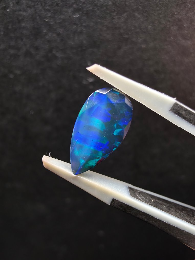 1.53克拉黑色欧泊 多面 - 高度: 12.8 mm - 闊度: 6.7 mm- 0.31 g #3.2