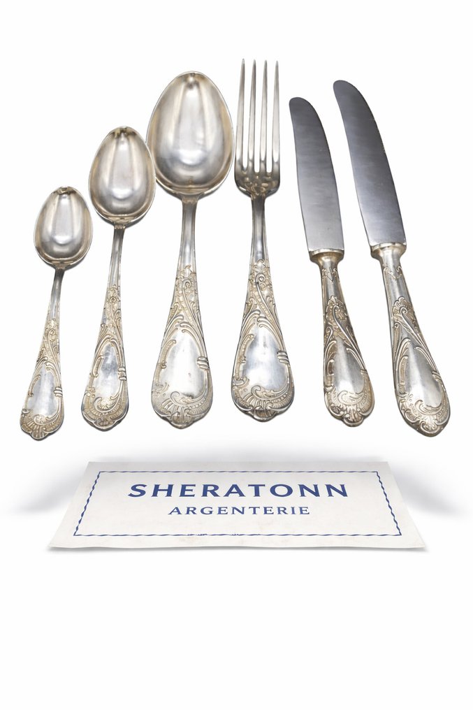 Manifattura Artigianale Italiana - Sheratonn Argenterie - Design anni ’60 con motivi ornamentali e volute - Ménagère (60) - Ensemble complet de vaisselle plaqué en argent 800, marque authentique italienne. - Plaqué(e) argent - Cesellatura Neoclassica #1.0