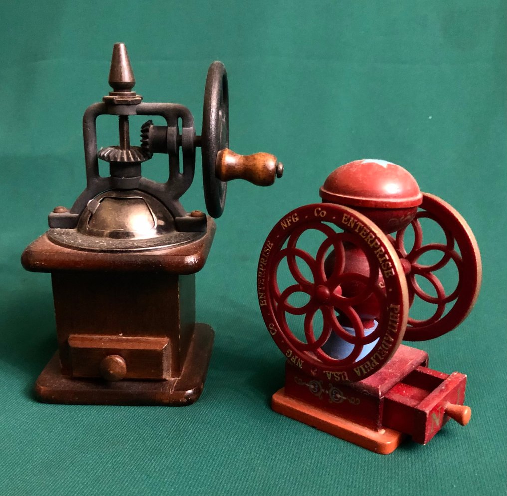 Μύλος καφέ (2) -  Ένα ζευγάρι μινιατούρες, διακοσμητικοί, κοπτήρες καφέ. Ένας από αυτούς διαφημίζεται από την NFG & Co - Χάλυβας, Ξύλο, Πλαστικό #3.2