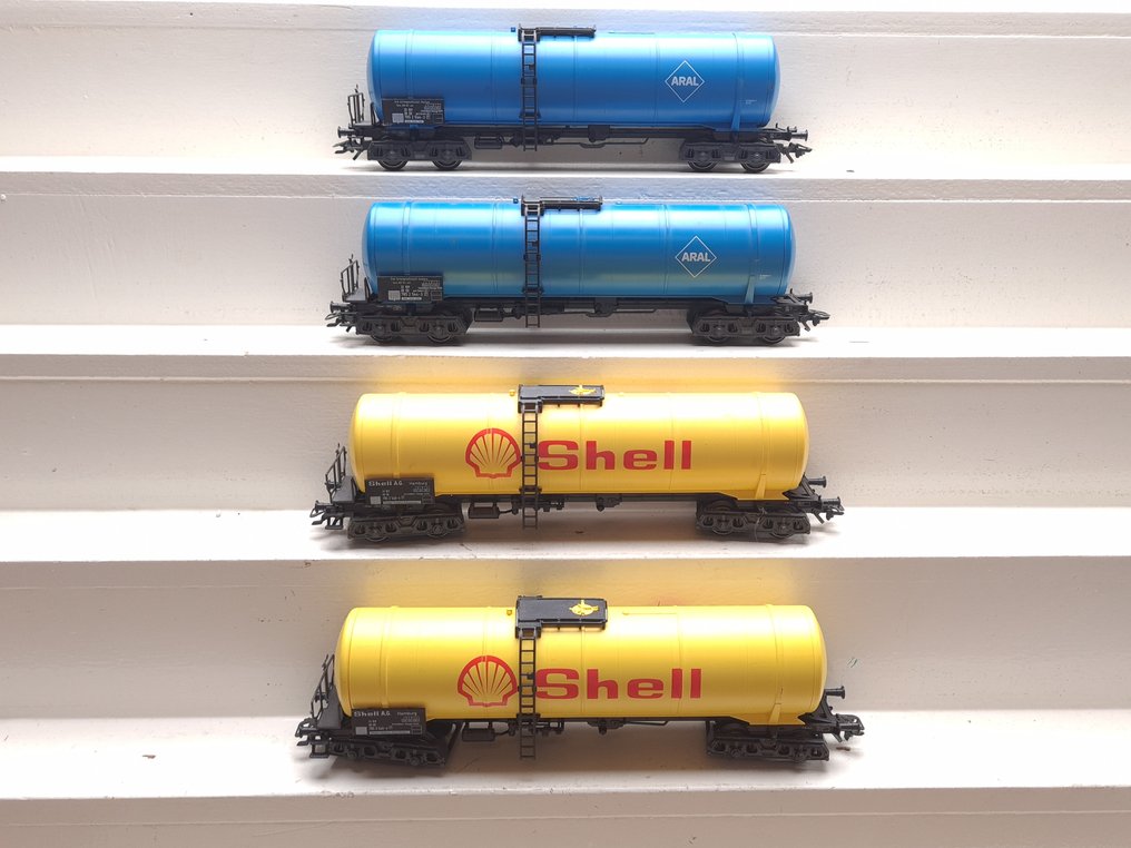 Märklin H0 - 4752/4756 - 模型貨運火車 (4) - 4辆四节车厢的锅车，品牌为Shell和Aral。 - DB #1.0