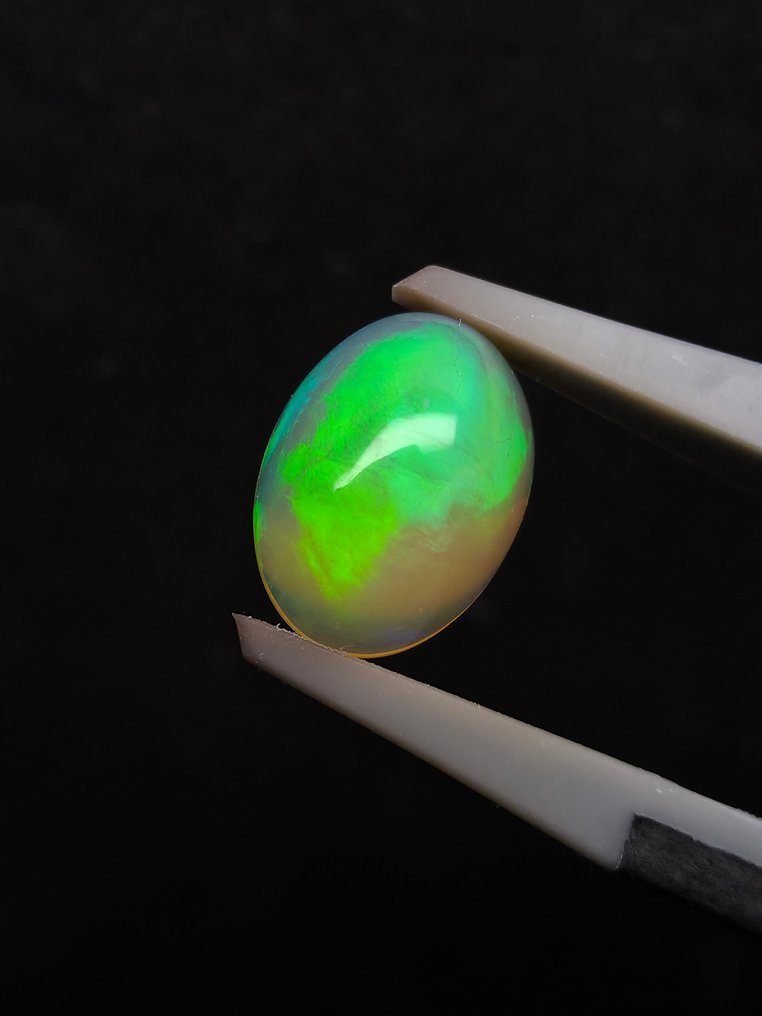 1.57ct Natural White Opal Cabochon - Hoogte: 9.6 mm - Breedte: 7.1 mm- 0.31 g #2.1