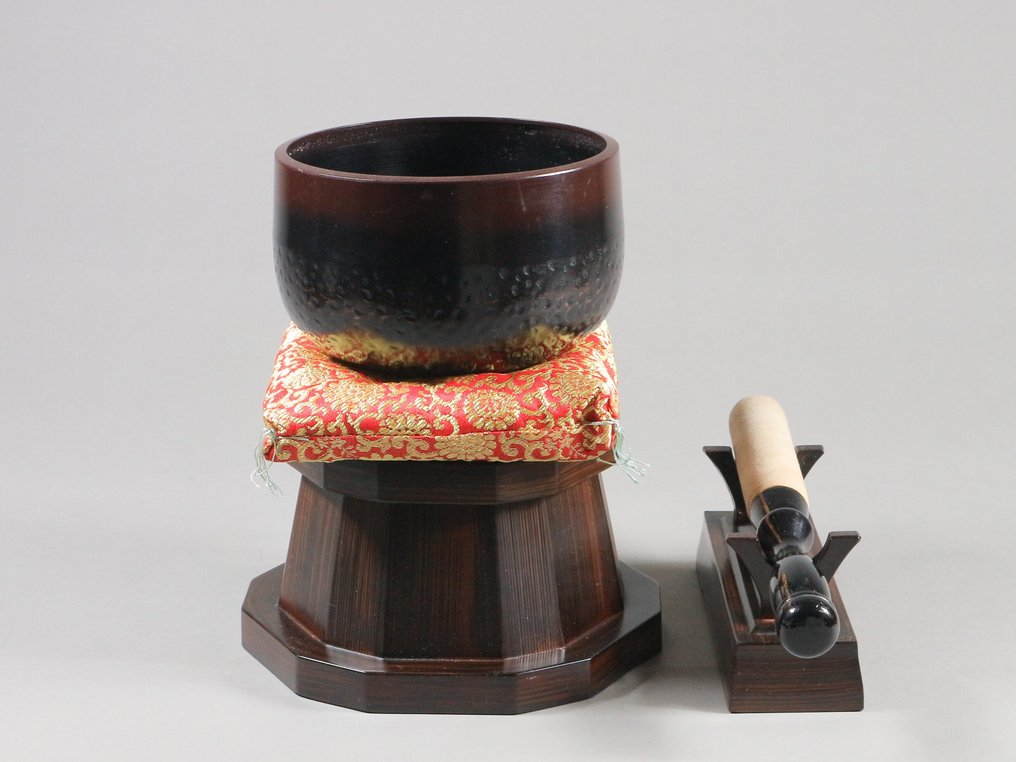 Buddhalaiset esineet - Orin Bell Σετ (5 τεμαχίων) – Βουδδιστικό κουδούνι τελετής με μαξιλάρι, βάση και χτυπητήρι - περίοδος Showa - Χωρίς ελάχιστη τιμή #1.0