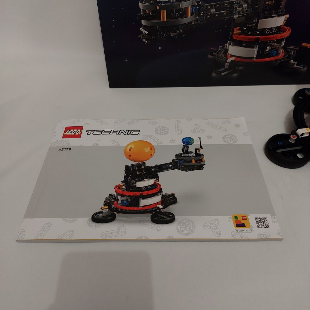 Lego Set - Technic - Lego 42179 Planet Earth and Moon in Orbit #1.0